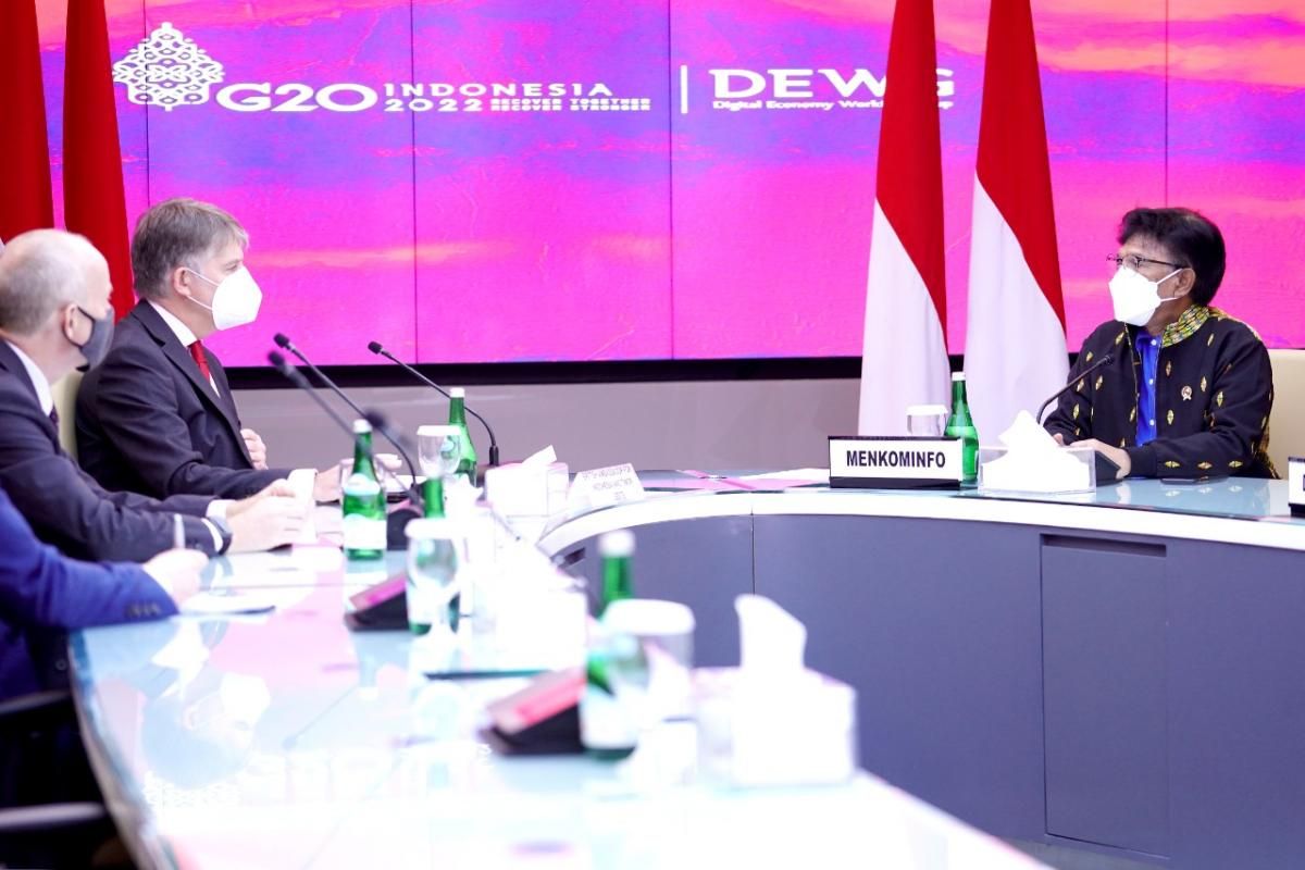 podiumnews.com-Menkominfo-Duta Besar Inggris Bahas Kerja Sama SATRIA-2